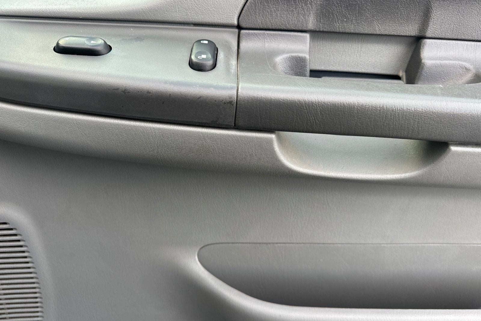 2002 Ford Super Duty F-350 DRW XL