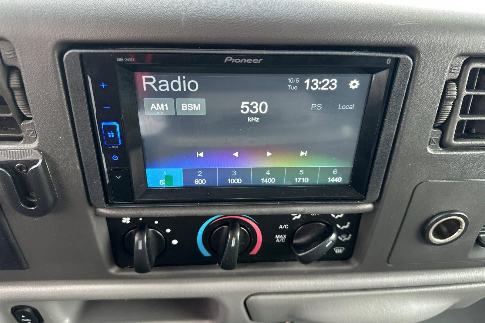 2002 Ford Super Duty F-350 DRW XL