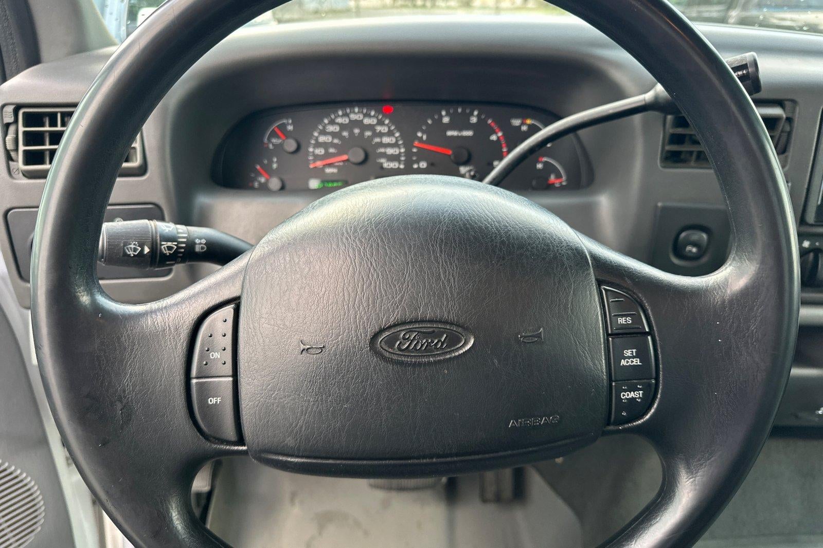 2002 Ford Super Duty F-350 DRW XL