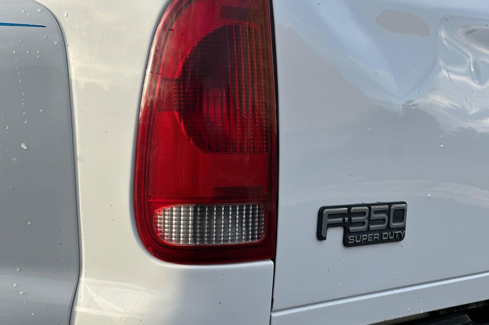 2002 Ford Super Duty F-350 DRW XL